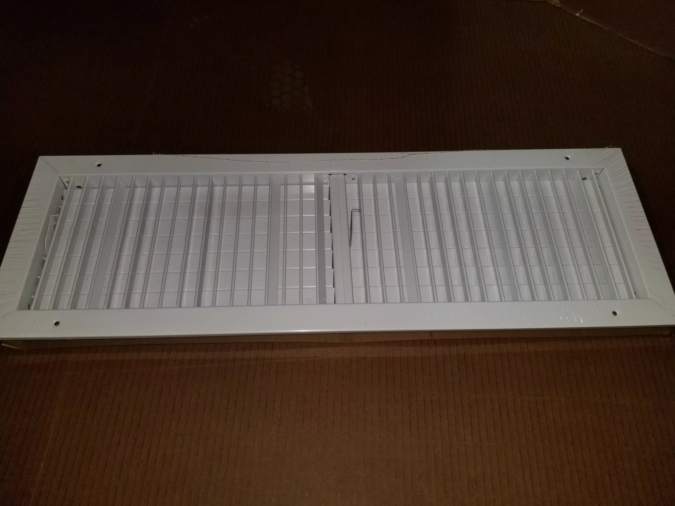 28" X 8" WHITE STEEL SINGLE DEFLECTION VERTICAL SUPPLY REGISTER/W MULT