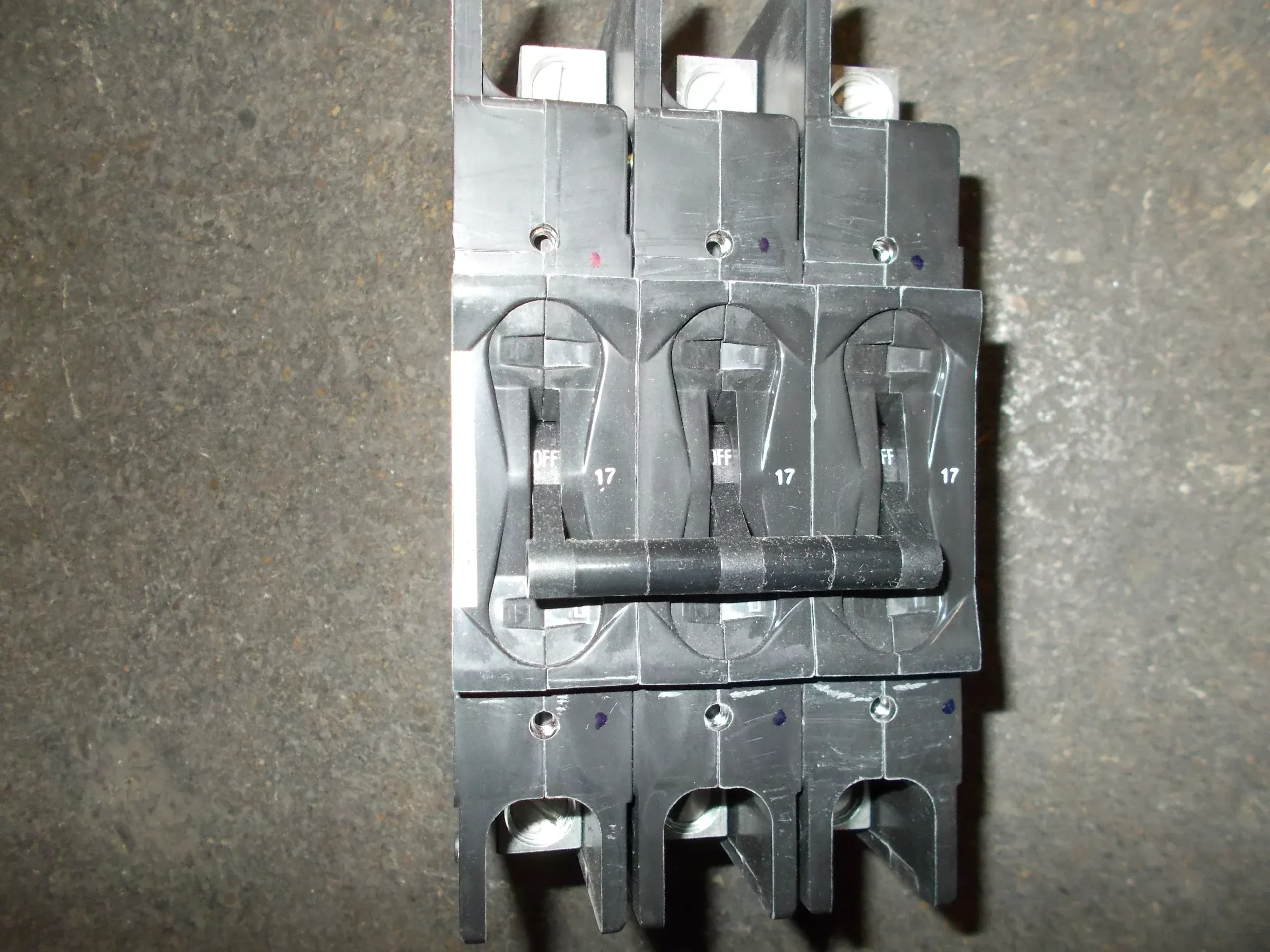 3 Pole 17 A 219 Multi-Pole Series Hyd Mag Cir Brkr Protect/For Man Mtr