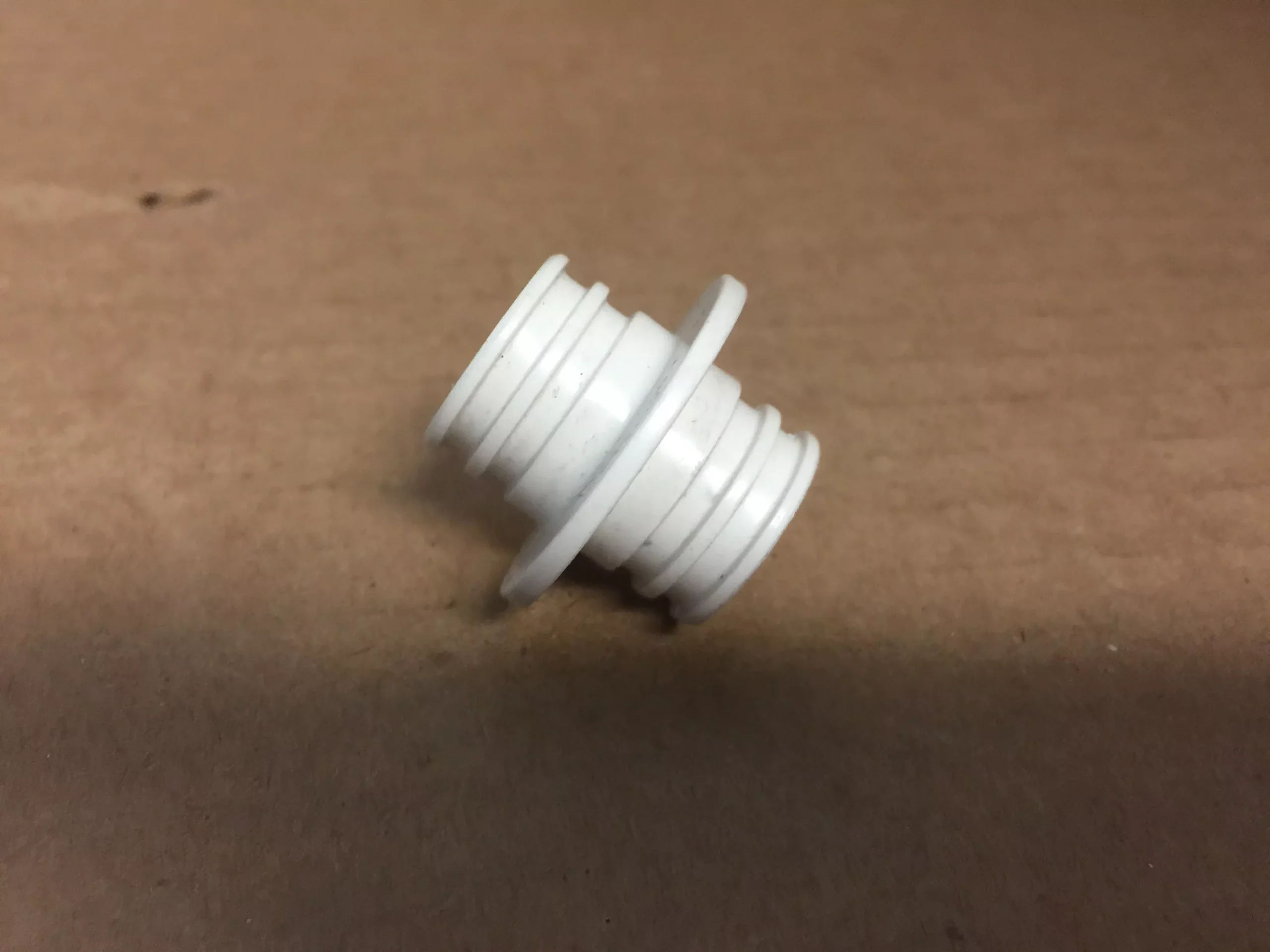 5/8" PLASTIC ADAPTER; WHITE SOLD AS LOT OF 771 PCS