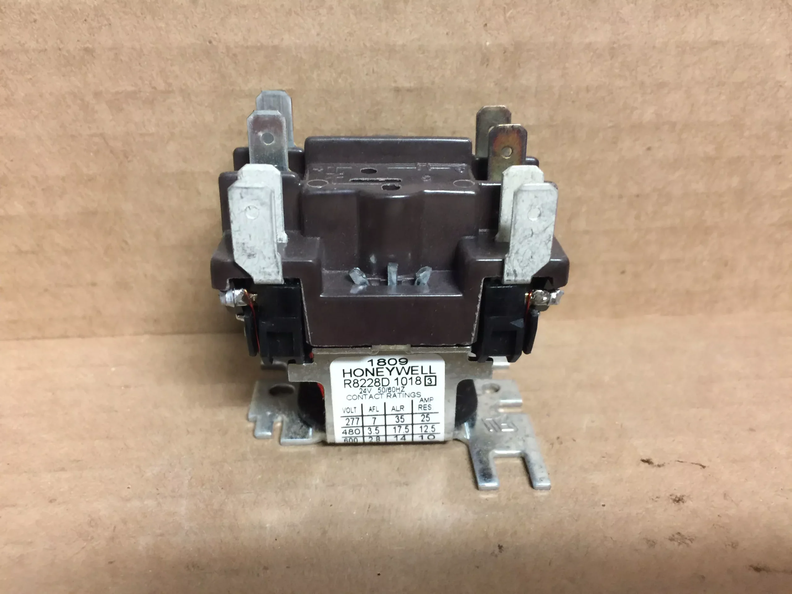 DPST Relay; Coil: 24 V, 50/60 Hz